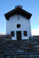 A Sant'Anna scendendo a Gressoney la Trinitè sul sentiero 9