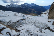 Salendo all’Hochliecht: l’attraversamento del torrente, dove inizia la neve continua. Sullo sfondo il Lago Gabiet