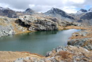 Lago Blu o Bloabesee sul sentiero 7B. Sullo sfondo la cresta dal Passo dei Salati al Passo Zube