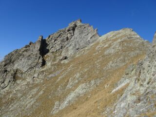 Dai pressi del passo di Frassinetto, l'anticima della Punta di Frassinetto e in ombra in canalino di discesa