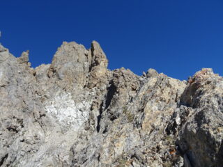 La ripida torre dell'anticima, al di sotto il tratto esposto poco ripido