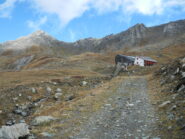 il Rifugio Lago Verde...sulla sinistra il colletto di salita alla Gran Guglia