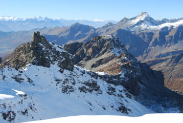 Dal Passo superiore della Bettolina: la cresta tra il Vallone di Fourcare e la Comba di Verraz, con il Mont Rouge e il caratteristico monolite