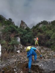 Il ripido accesso e lo spigolone su cui corre la via