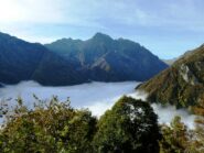 In salita, appena fuori dal bosco, vista sull'Asta Sottana e Soprana