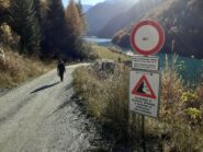 La nuova strada che costeggia il lago.