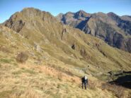 5 - In salita. Da sx il Sonnehorn e le tre vette della testata della Valle Strona: Cima Capezzone, Cima Lago e Altemberg