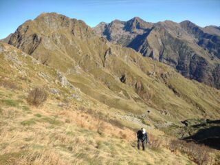 5 - In salita. Da sx il Sonnehorn e le tre vette della testata della Valle Strona: Cima Capezzone, Cima Lago e Altemberg