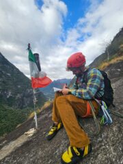 La bandiera in cima con il libro di vetta