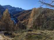 Vista sull'alpe dalla seconda parte del sentiero che sale al laghetto