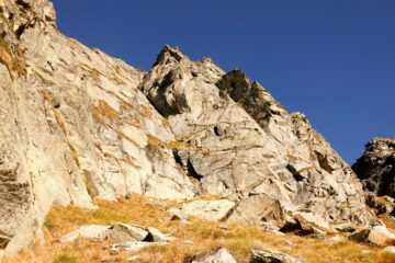 Vista sulla parete dalla ripida rampa di avvicinamento