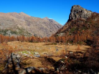 Lo splendido pianoro dell'Alpe Saulera con la Rocca Tovo.