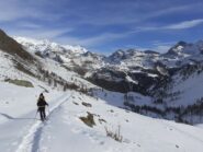 Salendo; sullo sfondo gli impianti di Champoluc, ancora chiusi.