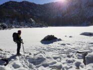 Il lago gelato e con la neve.