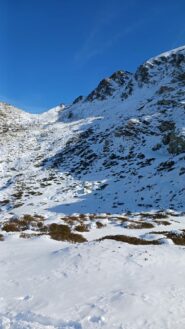 Il canalone finale da percorrere purtroppo privo di neve