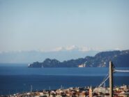 Le Alpi Liguri innevate sopra la punta di Portofino