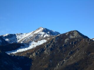 Mondolé con accenni di neve e Monte Merdenzone