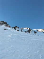 A sinistra il canale salito, al centro la cima e il pendio sceso