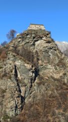 il bellissimo bastione roccioso del Santuario dal punto panoramico (sentiero dal colle Balance)