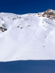 Bec de l Aigle appena sceso. Neve farinosa in alto, lieve crosta che cede facilmente verso il basso