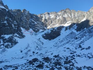 In vista della casermetta. La salita poi prosegue alla sua destra.