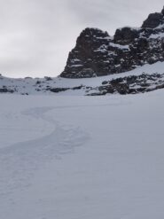 le uniche due curve belle fatte in fresca sotto la cima, piu sotto la neve (dove c'è) diventa pessima