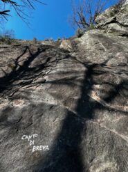 attacco della via con scritta alla base