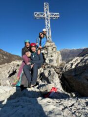 foto di vetta con la croce: jas e simo con matteo e serena saliti dalla via lunga