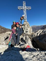 foto di vetta con la croce: jas e simo con matteo e serena saliti dalla via lunga