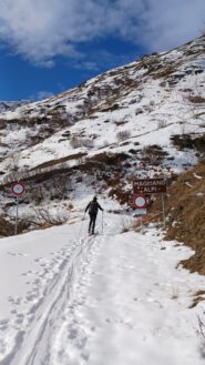 Inizio della stradina oltre il rifugio Balma