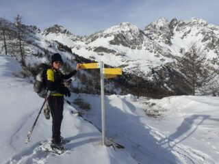 Arrivo al bivio: a sinistra per l'Oratorio di Cuney, a destra per il Rifugio Magià.