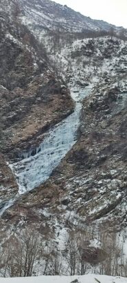 La cascata vista dalla strada, scendendo