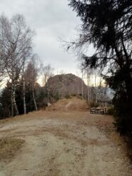 La rocca del Chast'lass vista da monte (foto A. Valfrè).