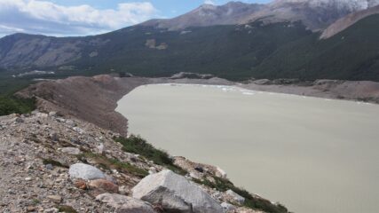 La cresta morenica che porta al Mirador Maestri