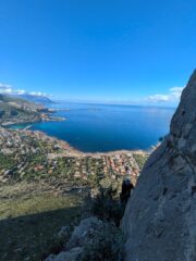 Il mare ci accompagna per tutta la via