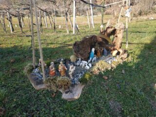 Uno dei presepi, allestito su altalena all'ingresso di una vigna.